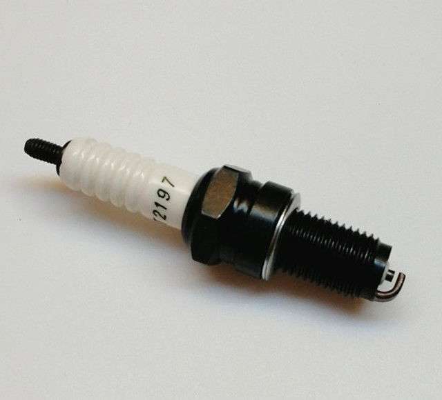 The real fuel saving car spark plug F7TC has strong power and smooth acceleration